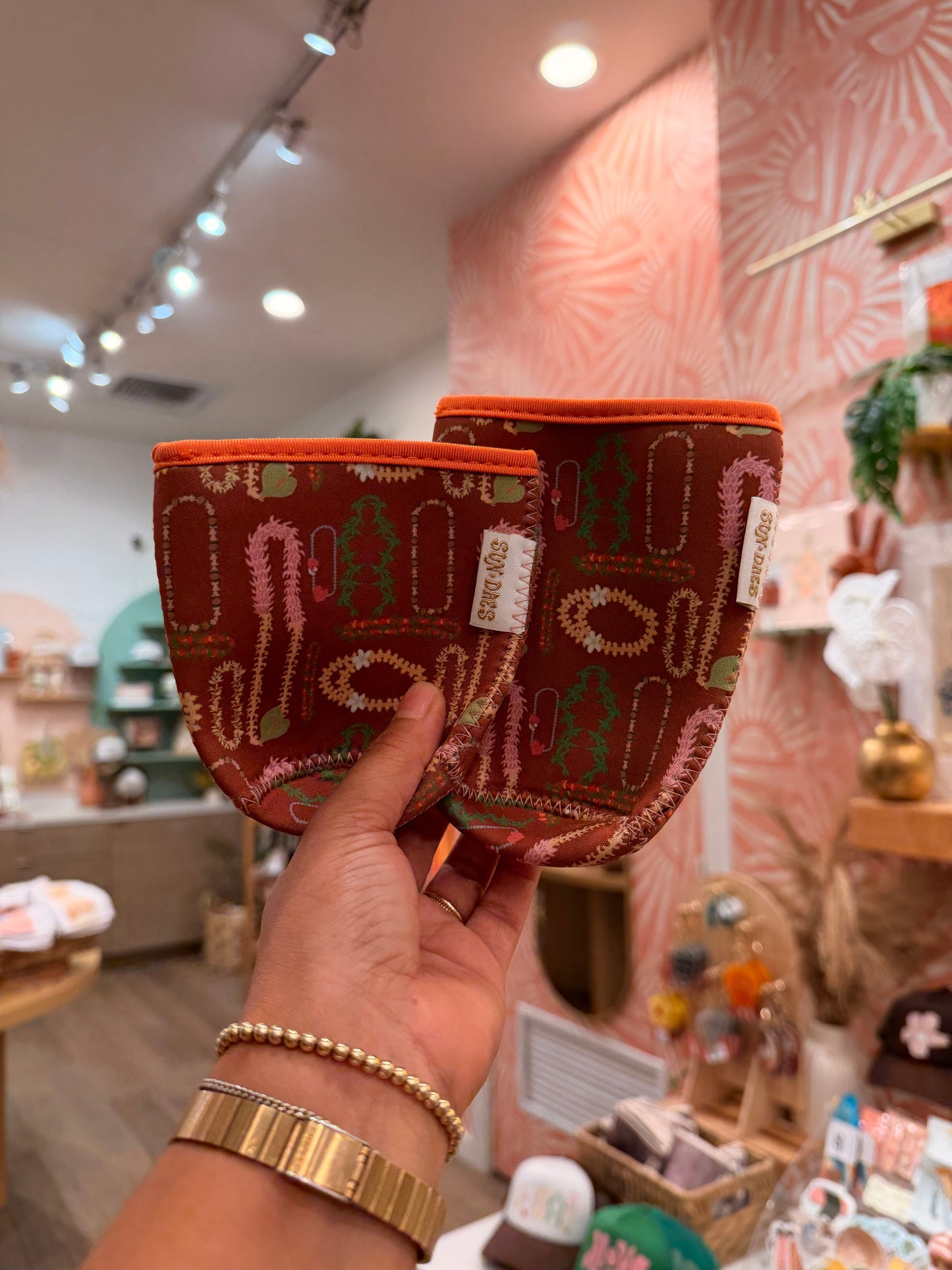 Cocoa lei coffee sleeve sm