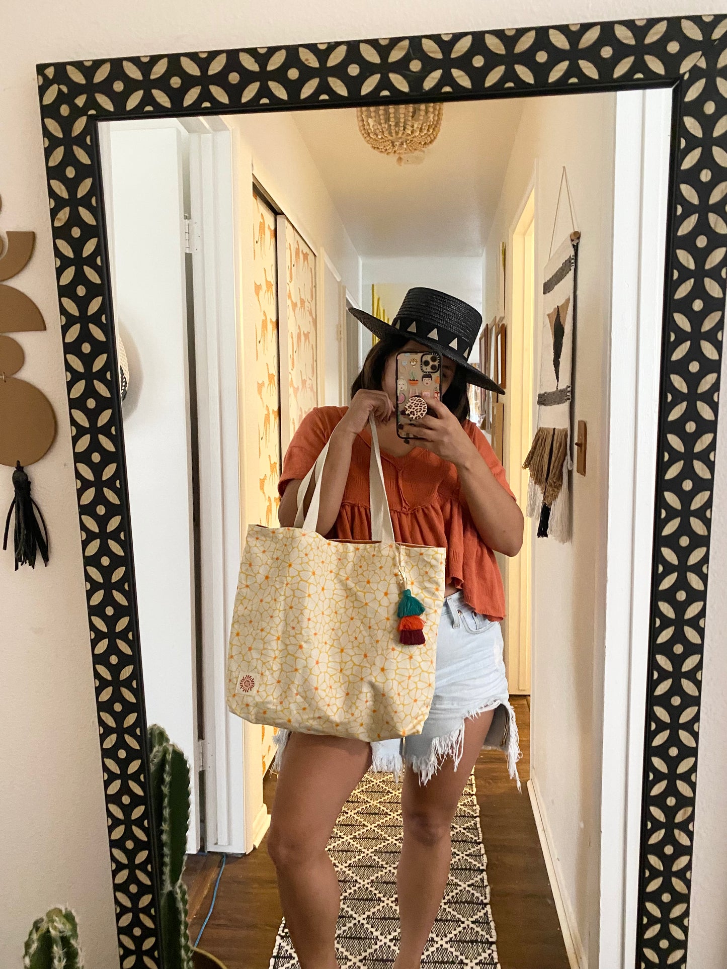 Sunshine daisy in everything tote