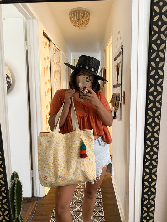 Sunshine daisy in everything tote